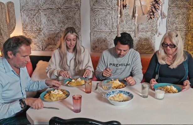 De Hanslers aan tafel.