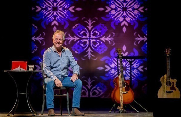Harrie Jekkers in voorstelling Achter de Duinen