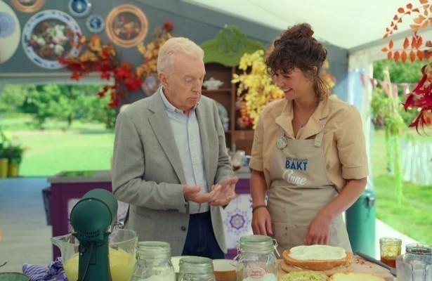 André van Duin met Heel Holland Bakt-deelnemer Anne
