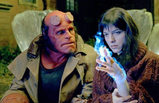 Ron Perlman en Liz Sherman in Hellboy