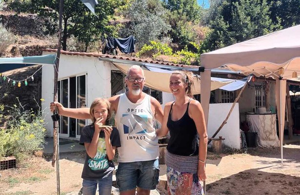 Marijn en Maurice met hun zoontje in Het Roer Om