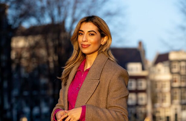 Hila Noorzai voor Dichter bij Anne Frank