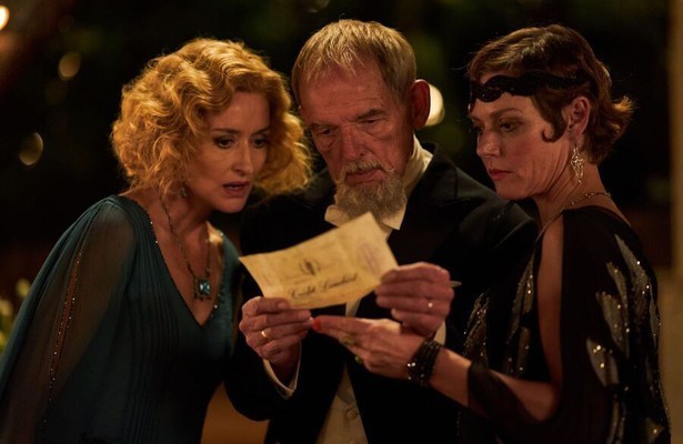 Natascha McElhone en David Schofield in Hotel Portofino