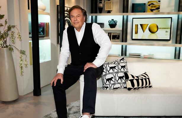 Ivo Niehe in zijn decor van Ivo op Zondag.