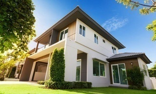 Ils construisent eux-mêmes leur maison écolo