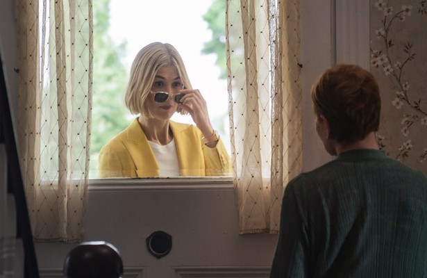 Diane Wiest en Rosamund Pike in I Care a Lot