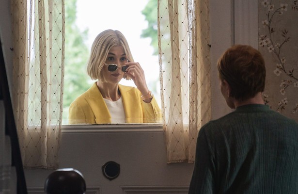 Diane Wiest en Rosamund Pike in I Care a Lot