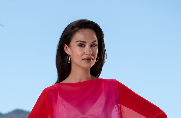 Holly Mae Brood voor I Kissed A Girl