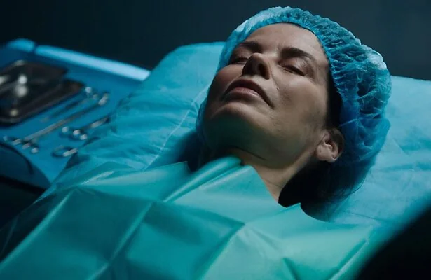 Janine gaat onder het mes