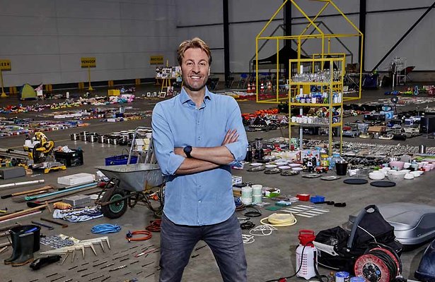 Viktor Brand helpt gezinnen opruimen