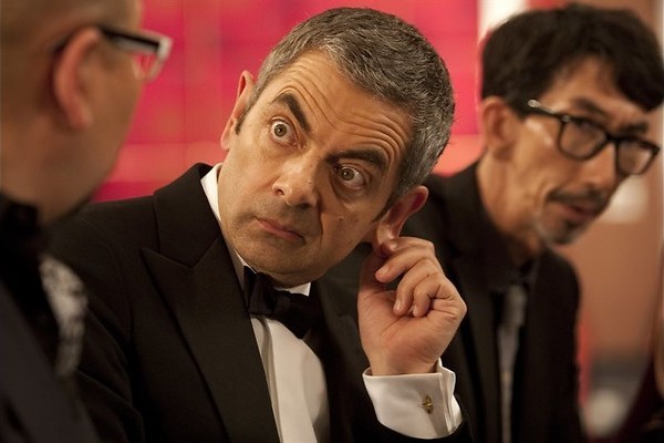 Rowan Atkinson stuntelt vrolijk verder