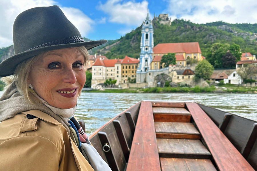 Joanna Lumley reist langs de Donau