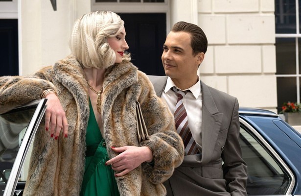 Sophie Turner en Frank Dillane in Joan