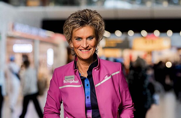 Floormanager Josée voor Schiphol Airport