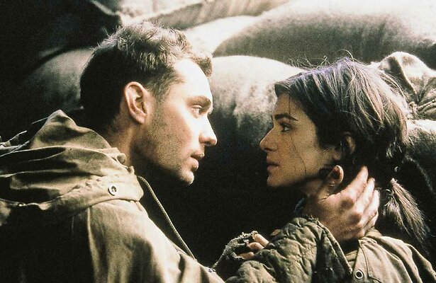 Jude Law en Rachel Weisz in Enemy at the Gates