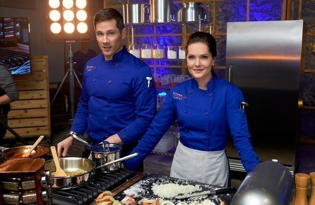 Meghann Fahy en Luke Macfarlane in Just Add Romance