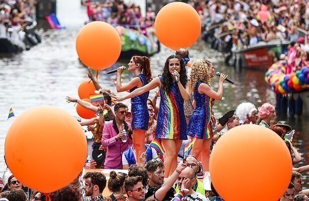 K3 tijdens de Canal Parade op Pride Amsterdam