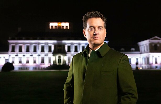 Rik van de Westelaken bij Paleis Soestdijk waar de Mol bekend werd gemaakt.