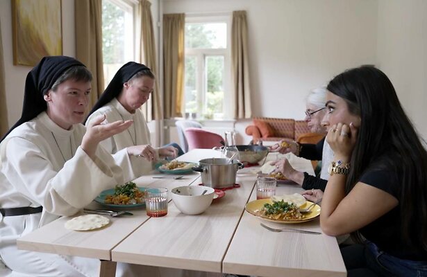 Schrijfster Lale Gül aan tafel bij de zusters dominicanessen.