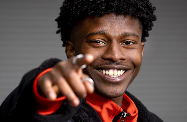 Portret van acteur Daniël Kolf die in de huid van Kofi kruipt.