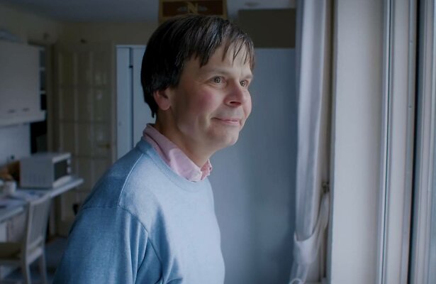 Kees Momma in de docu Kees Vliegt Écht Uit.