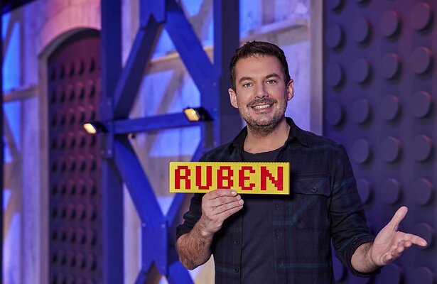 Presentator Ruben Nicolai bij seizoen 2 van LEGO Masters.