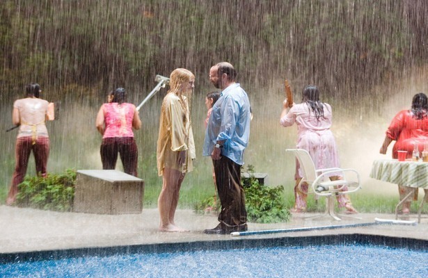 Paul Giamatti als Cleveland Heep en Bryce Dallas Howard als Story in Lady in the Water