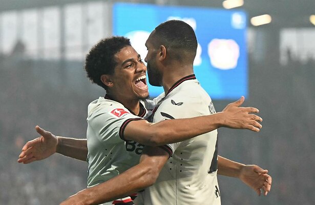 Amine Adli en Jonathan Tah van Bayer Leverkusen