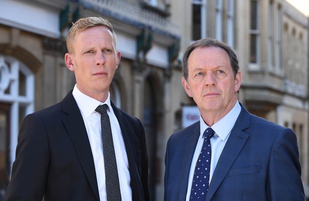 Kevin Whately als Lewis en Laurence Fox als DI James Hathaway in Lewis