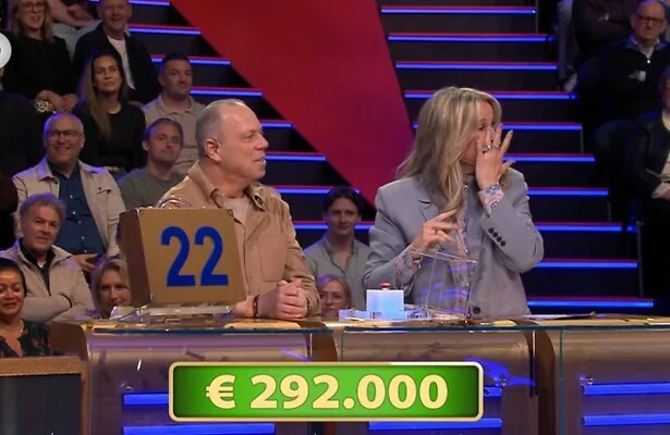 Linda de Mol pinkt een traantje weg in Miljoenenjacht. 