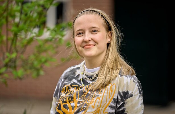 Linde Tijhof als Romy Ottink in Woeste Grond