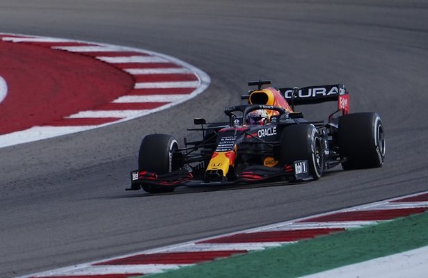 Max Verstappen racet verder in Mexico