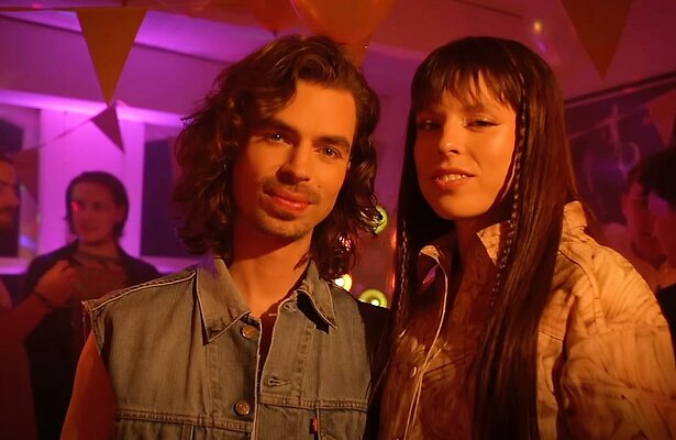 Mia en Dion in de videoclip van Burning Daylight (Remix)