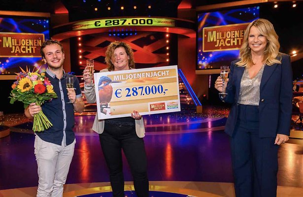 Annet en haar zoon Mike met Linda de Mol