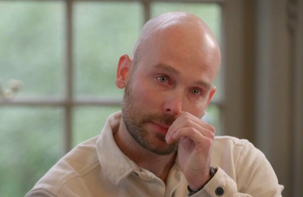 Stefan in tranen na het voorlezen van zijn brief.