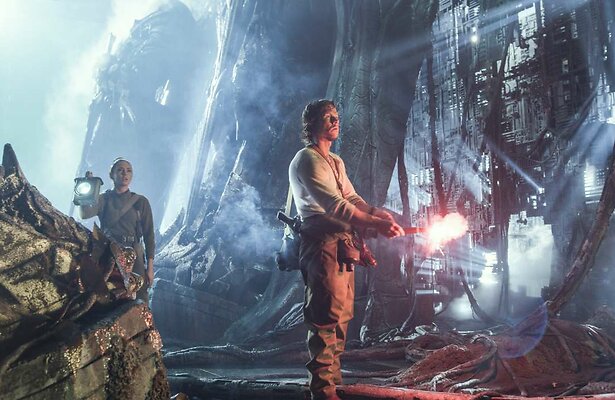 Laura Haddock en Mark Wahlberg in Transformers: The Last Knight