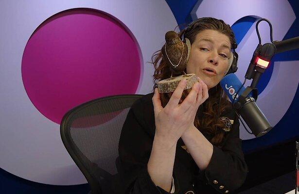 Merel toont de opgezette merel.