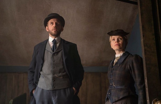 Tom Durant Pritchard en Kate Philips in Miss Scarlet