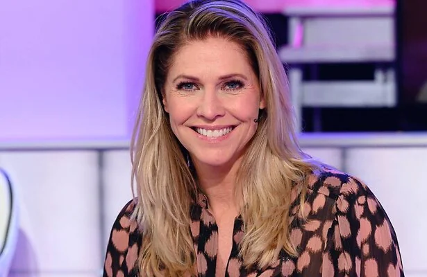 Nance Coolen op tv in een quiz. 