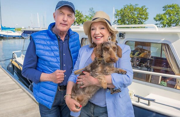 André van Duin en Janny van der Heijden samen met, de inmiddels overleden, teckel Nhaan. 