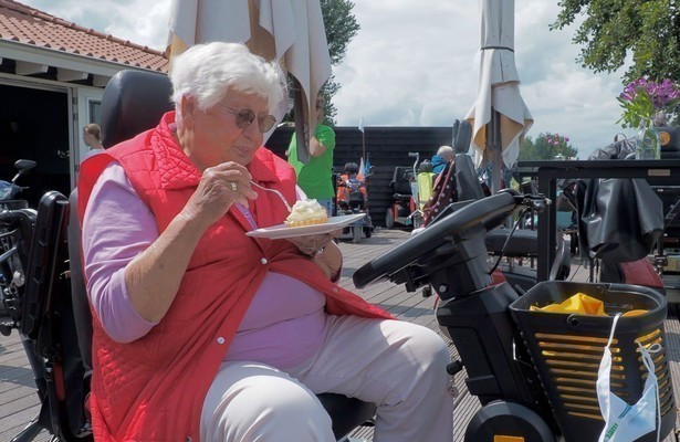 Still uit NPO Doc: Scootmobiel