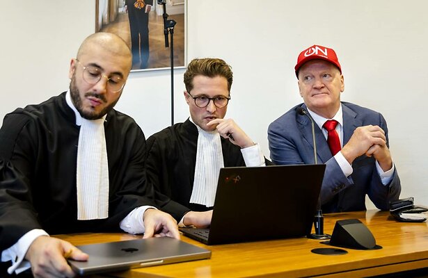 Advocaat Hakan Kulcu, advocaat Jorg van Mulken en ON!-voorzitter Arnold Karskens.