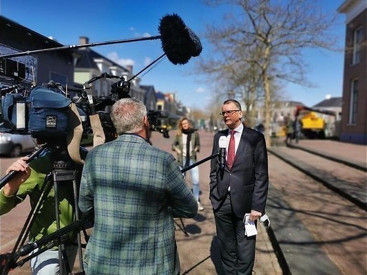 Opstandelingen vechten tegen de windturbine
