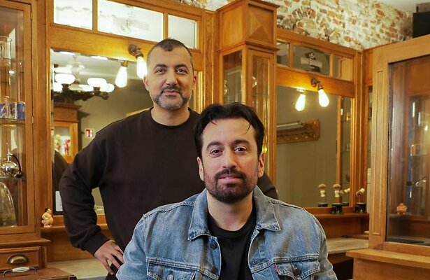 Özcan Akyol en Dotan in De Geknipte Gast