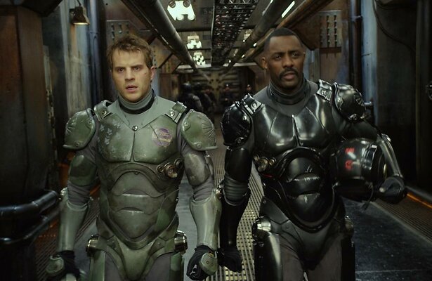 Robert Kazinsky en Idris Elba in Pacific Rim