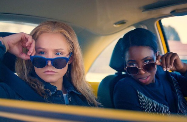 Kristen Bell en Kirby Howell-Baptiste in Queenpins