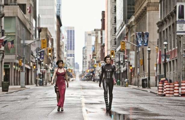 Sienna Guillory en Milla Jovovich in Resident Evil: Retribution