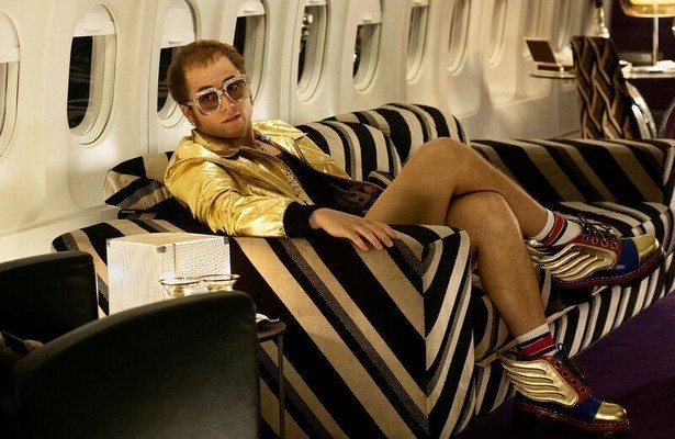 Taron Egerton doet Elton John na