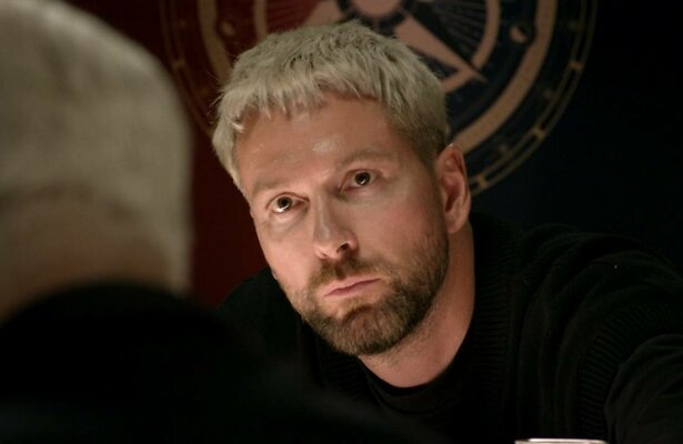 Sander Huisman luistert naar mede-verrader Jan Slagter.