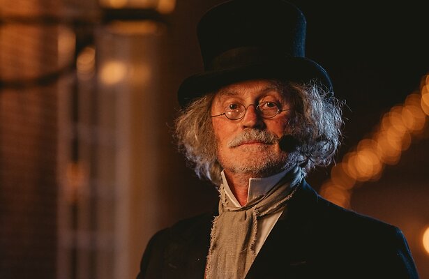 Arjan Ederveen als Ebenezer Scrooge